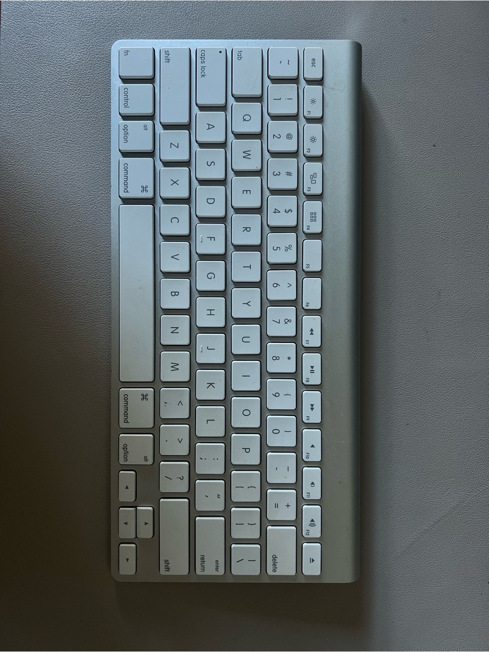 Apple wireless keyboard- Silver/White